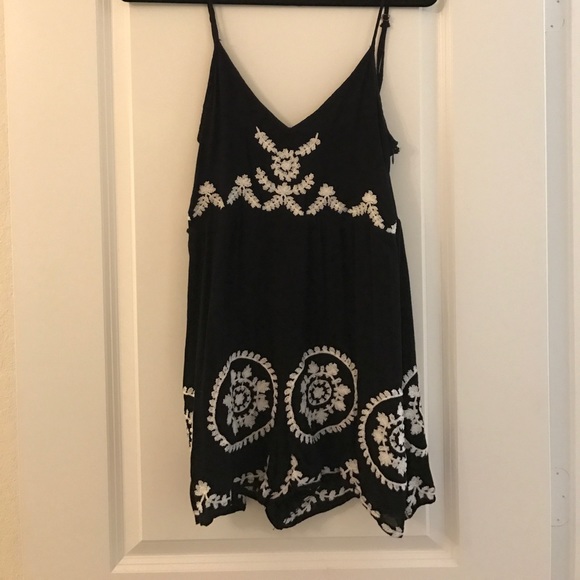 LF Black Embroidered Romper - Picture 2 of 4